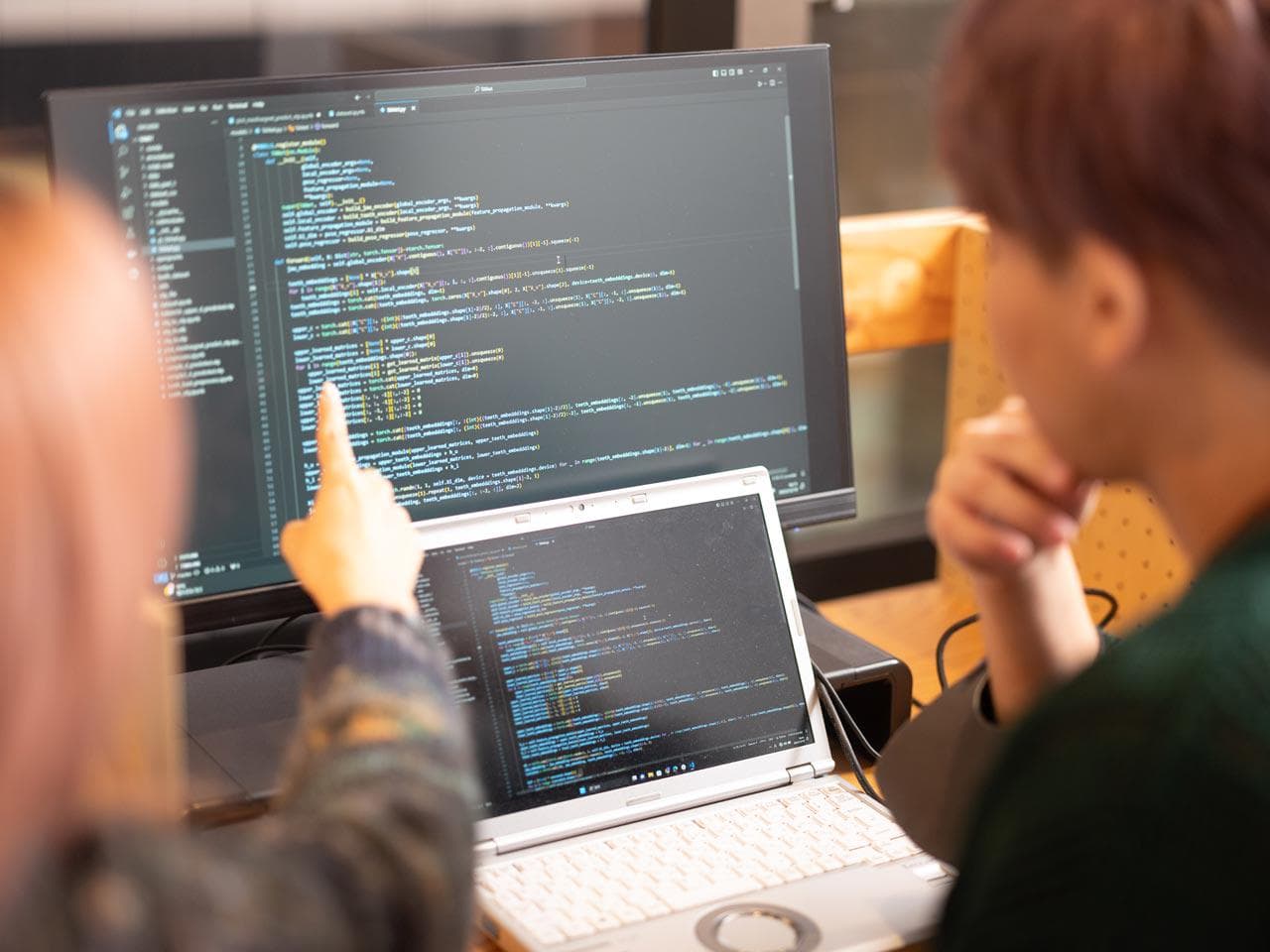 コードを確認しながら画面を見ている様子