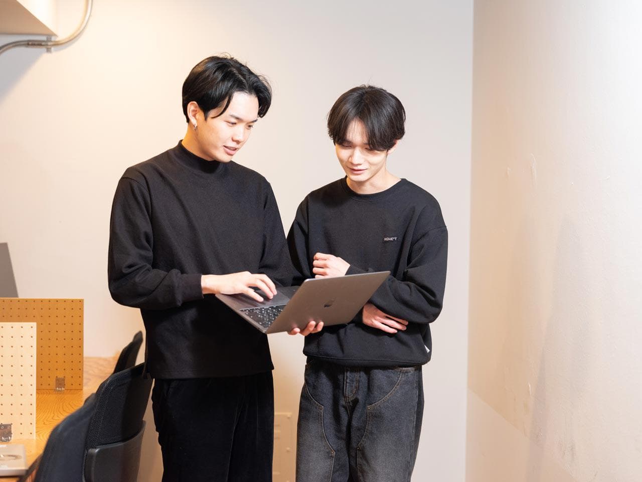 ノートPCを一緒に見ながら作業する様子